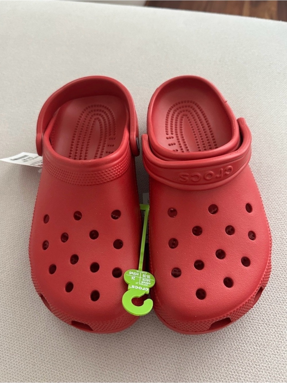 CROCS CLASSIC RED CLOG
M6 W8 NWT